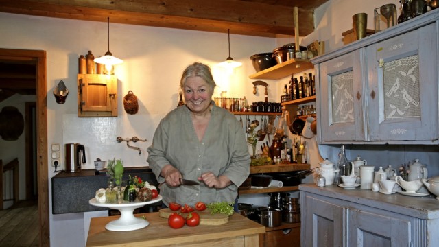 Dreh in Harmating: Noch ist in der Küche alles beim Alten: Wo Annelies Wiedenbauer-Schmidt kocht, rückt bald die Filmcrew an.