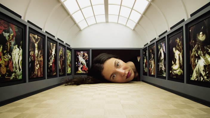 Der Louvre aus der Sicht des Direktors: Auf Augenhöhe: In dem Projekt Put Your Head into Gallery des Georgiers Tezi Gabunia kann man den Kopf in Modelle berühmter Museumssäle hineinlegen - hier in den Louvre.
