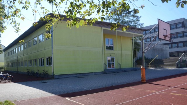 Flüchtlinge: Flüchtlingsklassen der Berufsschule werden in Containern des Effner-Gymnasiums unterrichtet. Jeder hat Platz gefunden.