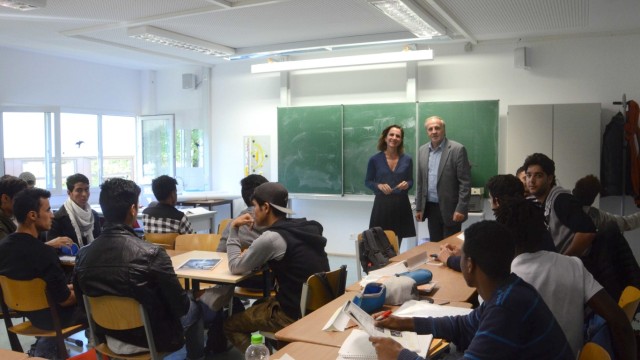 Flüchtlinge: Lehrerin Rosanna Lanzillotti und Schulleiter Johannes Sommerer sind von dem Integrations-Projekt überzeugt.