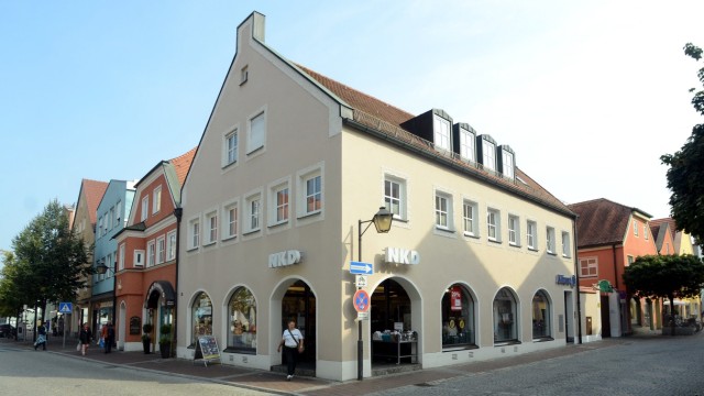 Denkmäler: Das sandgraue Eckhaus an der Friedrich-Fischer-Straße wird von der Denkmalliste des Bayerischen Landesamtes für Denkmalpflege gestrichen.