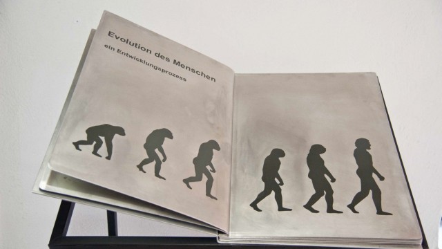 Ausstellung: Die in Form eines großen Buchs gegossene Stahlskulptur "Evolution" von Ute Lechner und Hans Thurner.
