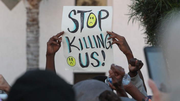 Polizeigewalt: "Hört auf, uns zu töten" steht auf einem Protestplakat, das ein Mann am Mittwoch in El Cajon hochhält.