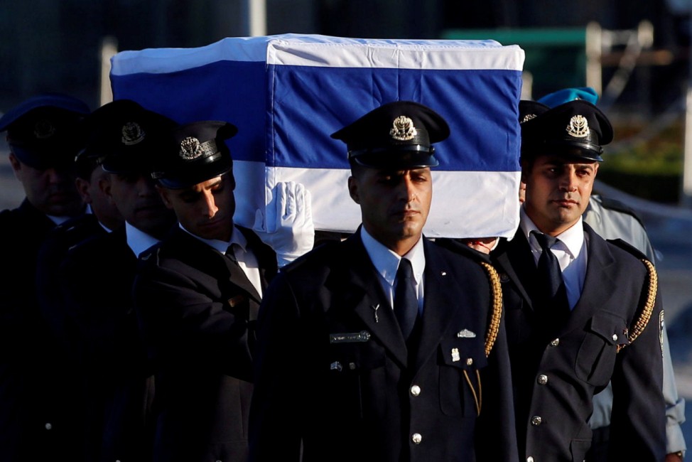The flag-draped coffin of former Israeli President Shimon Peres is carried by members of a Knesset guard upon its arrival at the Knesset Plaza, is Jerusalem