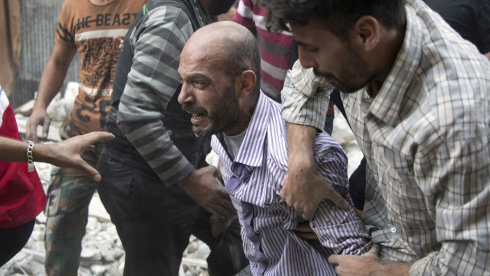 Syrien: Trauer in den Trümmern Aleppos: Die Bombardements sind seit mehr als einer Woche heftig, die Tochter dieses Mannes kam dabei um.