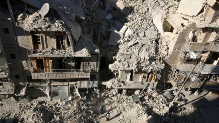 Suchen nach Überlebenden: Nach einem Bombenangriff auf Tariq al-Bab, Aleppo
