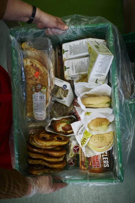 Kiste mit gespendeten Lebensmitteln in Augsburg, 2015