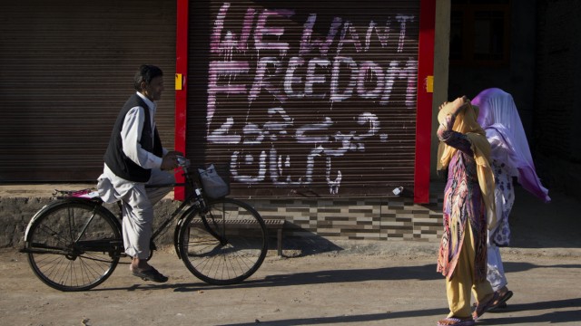 Kaschmir: "Wir wollen Freiheit" und auf Urdu "Lang lebe Pakistan", steht auf dem Tor eines Ladens in Srinaga, in der nord-indischen Region Kaschmir gelegen.
