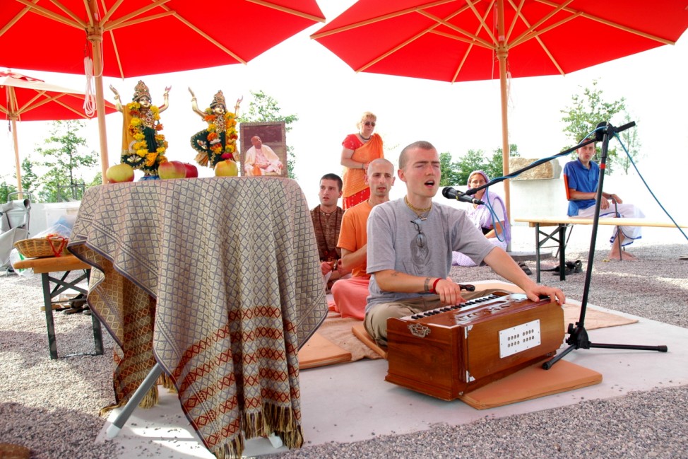 Hare-Krishna-Jünger singen ihr Maha Mantra, 2005