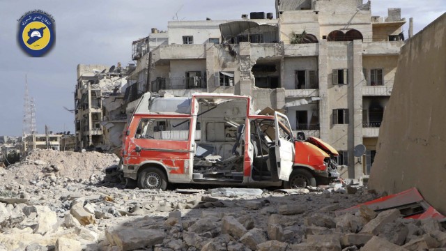Syrien: Bomben auf Helfer: ein zerstörtes Ambulanz-Fahrzeug im Osten Aleppos zeugt von der Härte des Krieges.