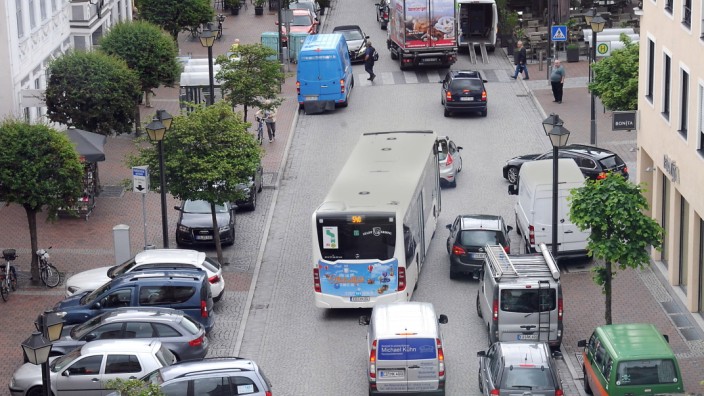 Lange Zeile: Hier kommt alles zusammen: Lieferverkehr, Fußgänger, ein Linienbus sowie Autos auf Parkplatzsuche.
