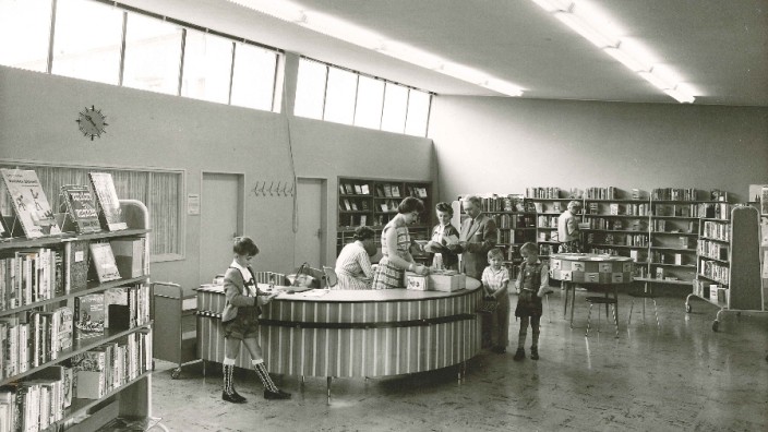 Moosach: Was mögen die Buben wohl ausgeliehen haben? "Heidi"? Oder gar "Schundhefte"? Die Aufnahme von 1957 zeigt die Moosacher Bibliothek nach der Eröffnung.