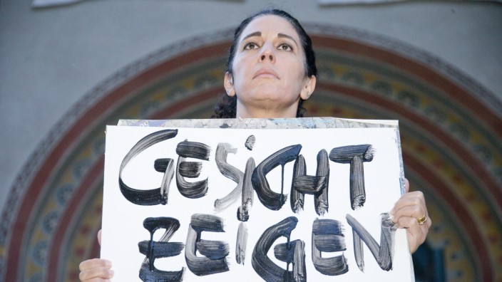 München: ERLÖSERKIRCHE - Nirit Sommerfeld protestiert gegen Sprechverbot