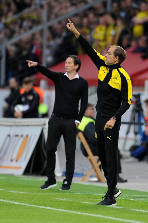 Die Trainer Roger Schmidt links Bayer 04 Leverkusen und Trainer Thomas Tuchel rechts Borussia; Tuchel