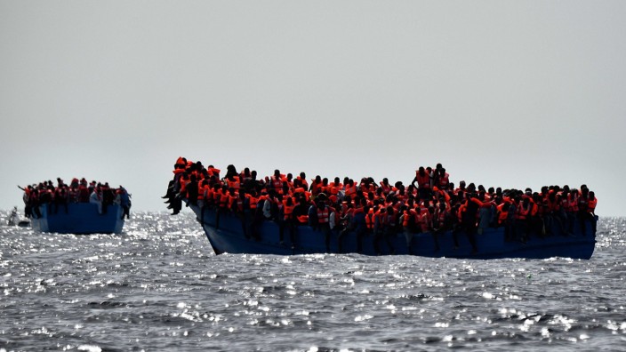 Mittelmeer: Rund 40 Kilometer vor der libyischen Küste treiben Flüchtlinge in einem Boot.