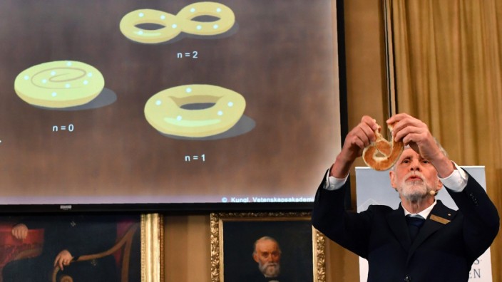 Nobelpreis für Physik: Thors Hans Hansson verdeutlicht die Topologie anhand einer Brezel.