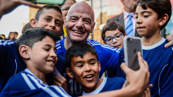Aufstockung der Fußball-WM: Das sind die Bilder, die ein Fifa-Oberhirte gerne von sich hat: Gianni Infantino, umgeben von Kindern in Kolumbien.