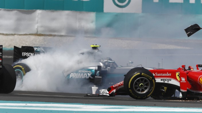 Formel 1: Viel Rauch: Ferrari-Pilot Sebastian Vettel (rechts) zieht mit seinem Manöver den Mercedes-Rivalen Nico Rosberg in Mitleidenschaft.