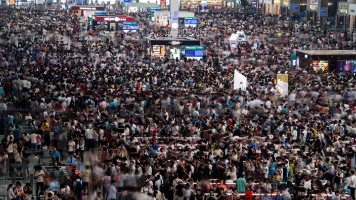 China: Staatlich verordnetes Reisefieber: 14 Millionen Menschen verreisen wie hier am Bahnhof Hongqiao in Shanghai mit der Bahn.