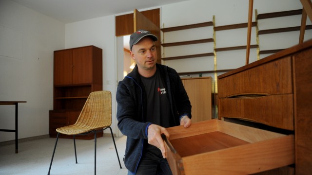 Haushaltsauflösung: Der Chef Ralf Gerstenlauer prüft genau, welche Möbel sich vielleicht noch verkaufen lassen.