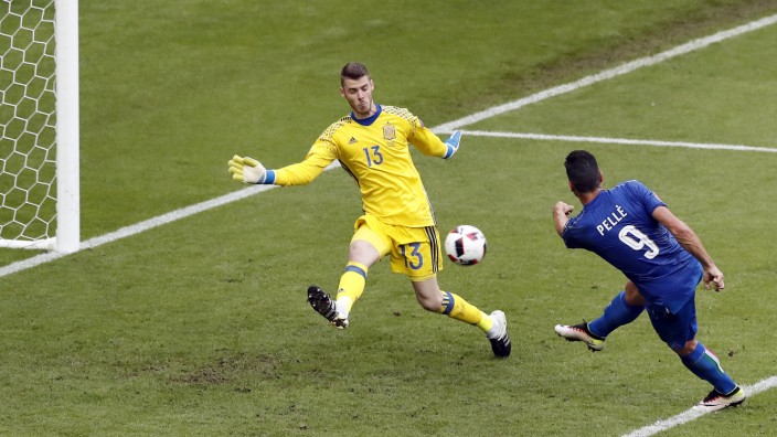 WM-Qualifikation: "Abgelöscht": Italiens 2:0 im EM-Achtelfinale von Paris (hier Pelles Treffer gegen David de Gea) legte Spaniens Renovierungsbedarf offen.