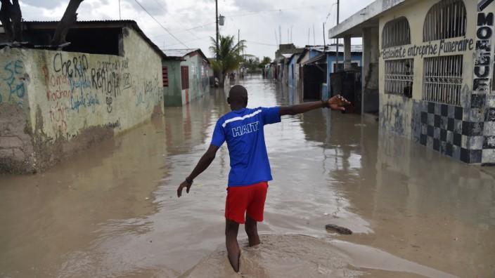 Wirbelsturm: Wenn Straßen zu Flüssen werden: Der Hurrikan wütete auch in Haitis Hauptstadt Port-au-Prince, noch härter traf es den Süden des Landes.