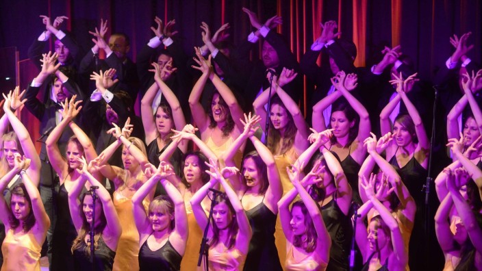 Haar: Hände hoch: Die Sänger von "El Chorazon" proben schon fleißig für ihre Auftritte am 15. und 16. Oktober.