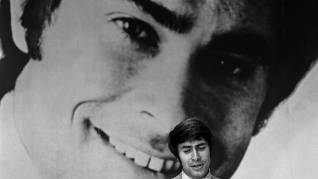Der deutsche Schlagersänger Roy Black sing vor seinem Großfoto in einer Fernsehshow Hamburg 1969 G