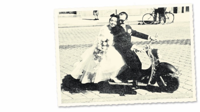 Heiraten heute: Ein Münchner Paar startet 1960 mit der Vespa ins gemeinsame Leben.