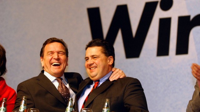 SPD-Kanzlerkandidat: Kanzler Schröder (li.) wollte Gabriel 2003 nach Brüssel schicken. Der hätte dafür seinen Kumpel Martin absägen müssen. Doch da machte er nicht mit.