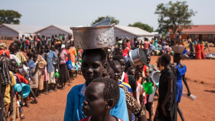 Flüchtlinge aus dem Südsudan: Flüchtlinge aus dem Südsudan stellen sich in einem ugandischen Dorf in eine Schlange, um Wasser zu erhalten.