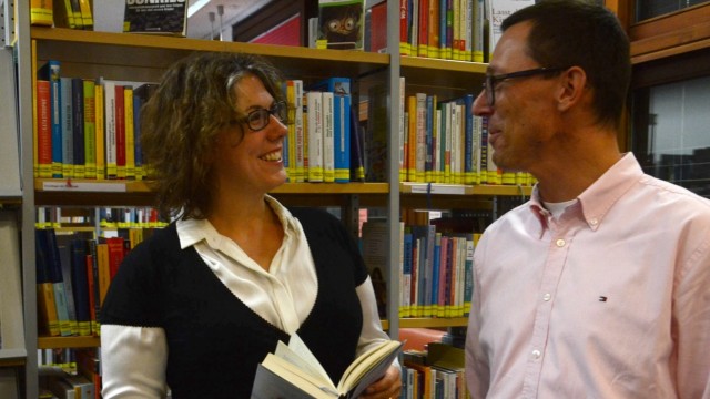 Literatur: Nina George mit Veranstalter Steffen Mollnow, Leiter der Dachauer Stadtbibliothek.