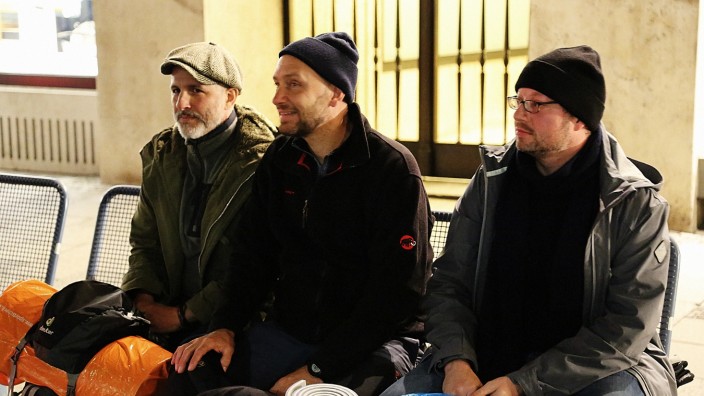 Obdachlosigkeit: Platte auf Zeit: Uli Oesterle, Paul Huf und Lars Mentrup (von links) mit kleinem Gepäck während ihrer Selbsterfahrung als Obdachlose.