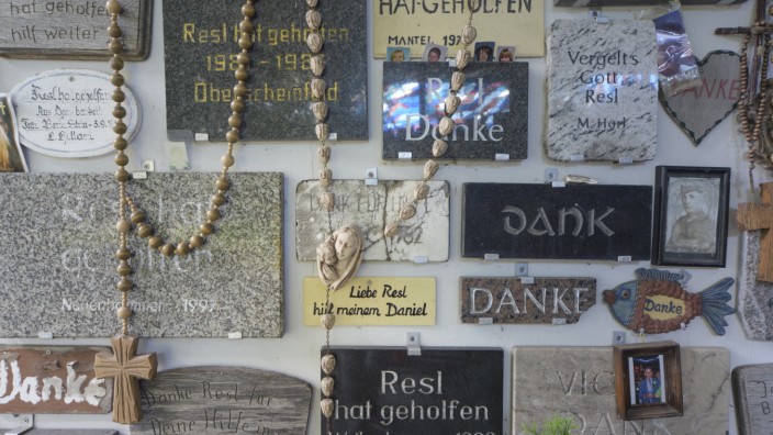 Katholische Kirche: "Resl hat geholfen": Votiv-Tafeln am Friedhof in Konnersreuth, auf dem sich auch das Grab der Bauernmagd befindet, die nun seliggesprochen werden soll.