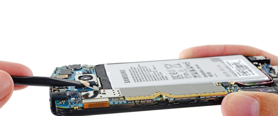 Handout photo of the battery of a Samsung Galaxy S6 being prepared for removal