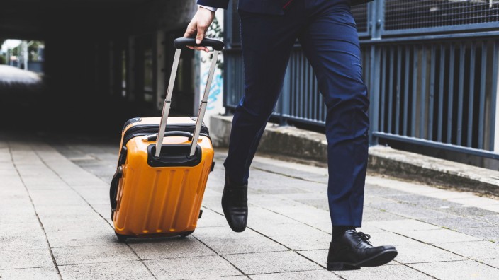 Businessman on business trip running with wheeled luggage model released Symbolfoto PUBLICATIONxINxG