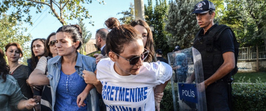Türkei: Harsche Reaktion: Im September nimmt die Polizei Studenten fest, die in Diyarbakır gegen die Massenentlassungen an den Unis protestieren. Der Spruch auf dem T-Shirt der Frau bedeutet: Hände weg von meinem Lehrer!"