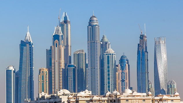Dubai: Außerhalb von Dubai-Stadt mit seinen Wolkenkratzern entsteht in der Steinwüste gerade ein Mountainbike-Park.