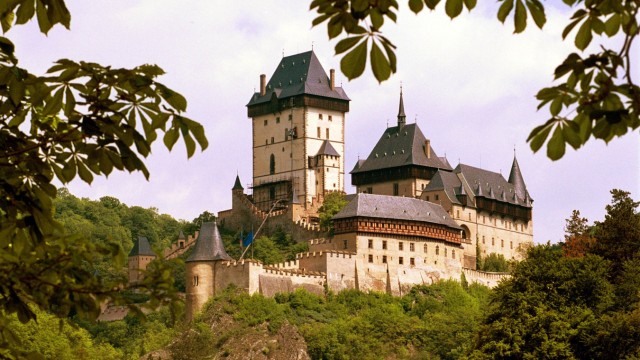 Römisch-deutscher Herrscher: Festung und Ort der Ruhe: Südlich von Prag ließ Karl IV. (1316 bis 1378) die prächtige Burg Karlstein errichten.