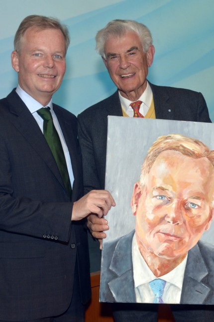 Grünwald: Ernst Holthaus (rechts) schenkte Bürgermeister Jan Neusiedl ein Bild, das er selbst gemalt hat. Als Dank für 80 Jahre Leben in Grünwald.