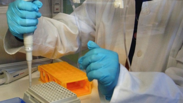 Biochemie: Eine Labormitarbeiterin separiert im Labor des Bayerischen Landeskriminalamts in München DNA-Proben.