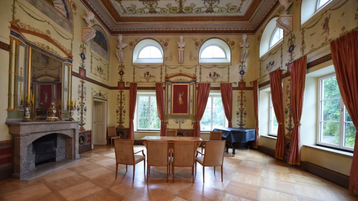 Schloss Ismaning: Wie in einer Zeitreise: Die durch Auguste Amalie inspirierte Innenausstattung von Schloss Ismaning ist hier in weiten Teilen erhalten.