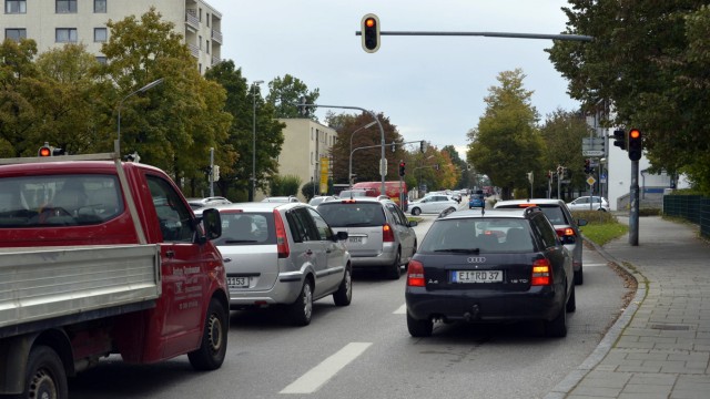 Schadstoffbelastung: Viel Verkehr in Unterhaching. Hier die Kreuzung an der Biberger Straße/Leipziger Straße.
