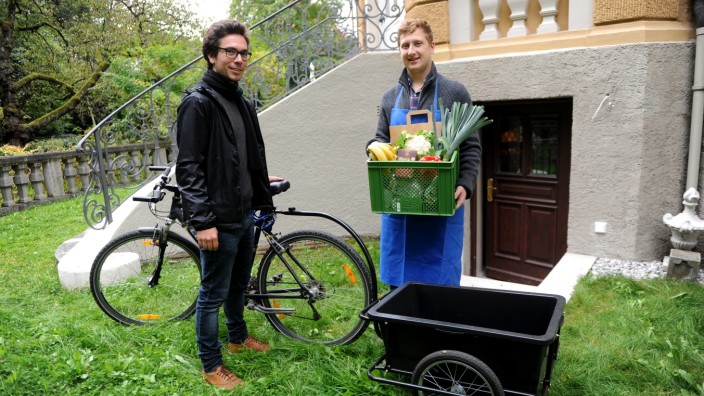 Neuhausen: Umweltfreundlicher Lieferservice: Johannes Schmid und Konstantin Deininger (rechts) mit Rad und Wagen.