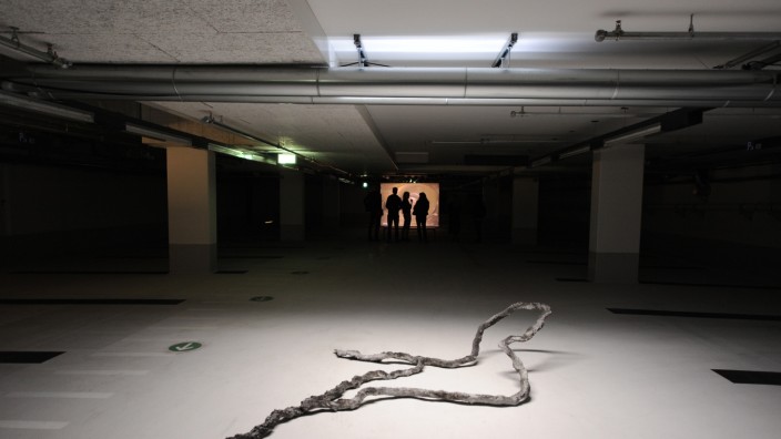 Schwabing: Kunst im Untergrund mit leuchtenden Videoarbeiten und einem ausgegossenen Maulwurfsgang.