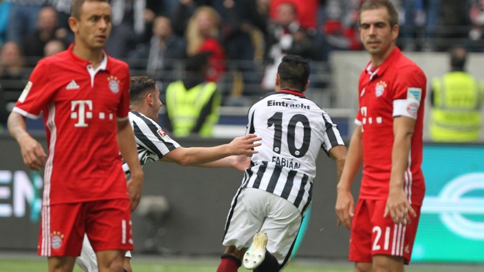 Fußball-Bundesliga: Ausgetrickst: Marco Fabián läuft den Bayernn davon, nachdem er zum 2:2 getroffen hat.
