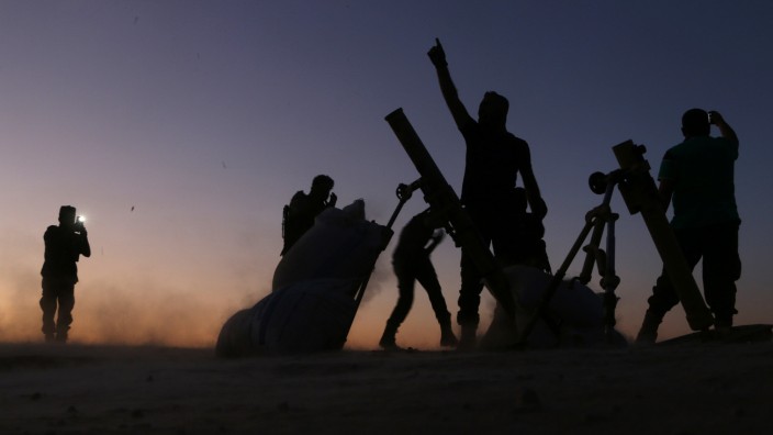 Krieg in Syrien: Kämpfer der Freien Syrischen Armee jubeln über die Rückeroberung der Stadt Dabiq vom IS.