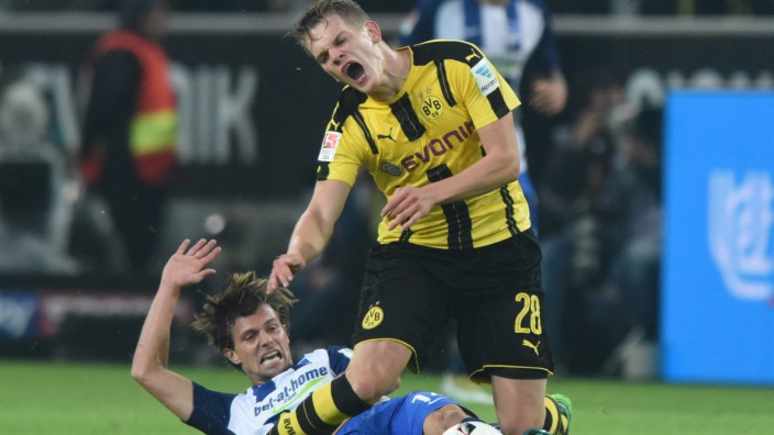 Borussia Dortmund Hertha BSC Berlin 14 10 2016 Valentin Stocker Hertha foult Matthias Ginter B