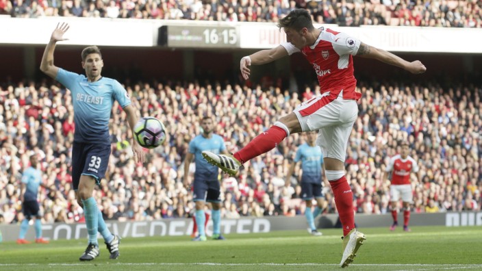 England: Schießt wenige, aber meist schöne Tore: Mesut Özil bei seiner Volley-Demonstration für den FC Arsenal.