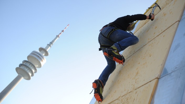 Tipps fürs Wochenende: Ein Sportler klettert beim Outdoorsportfestival im Olympiapark.